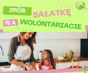 Grafika promująca akcję wolontariacką pod hasłem 'Zrób sałatkę na wolontariacie'. Na zdjęciu uśmiechnięta kobieta i mała dziewczynka wspólnie przygotowują posiłek w nowoczesnej kuchni. Oboje mają założone fartuszki. W tle widoczny stół z warzywami oraz logo Fundacji Kwitnący Dom w prawym górnym rogu.