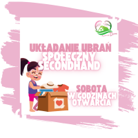 Uśmiechnięta dziewczynka układająca ubrania do pudełka z serduszkiem. Nad nią napis: ‘Układanie ubrań – Społeczny secondhand’. Pod spodem: ‘Sobota w godzinach otwarcia’. Logo w górnym rogu.